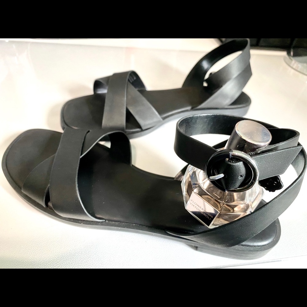 OPEN-TOE CROSS-STRAP SANDALS Charles & Keith